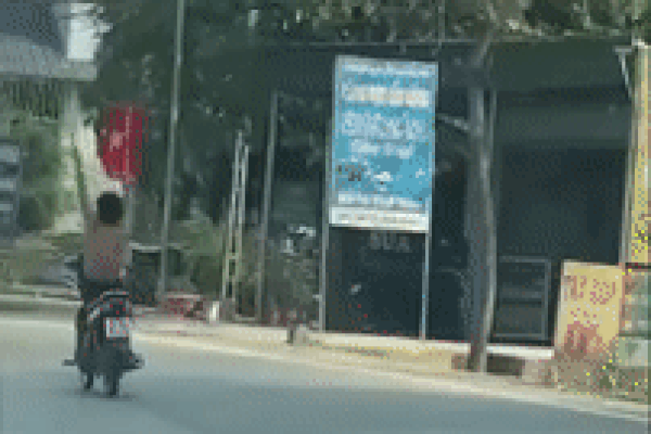 Clip: Thanh niên 2 tay cầm phóng lợn, lái xe bằng chân chạy băng băng trên đường khiến dân tình khiếp sợ