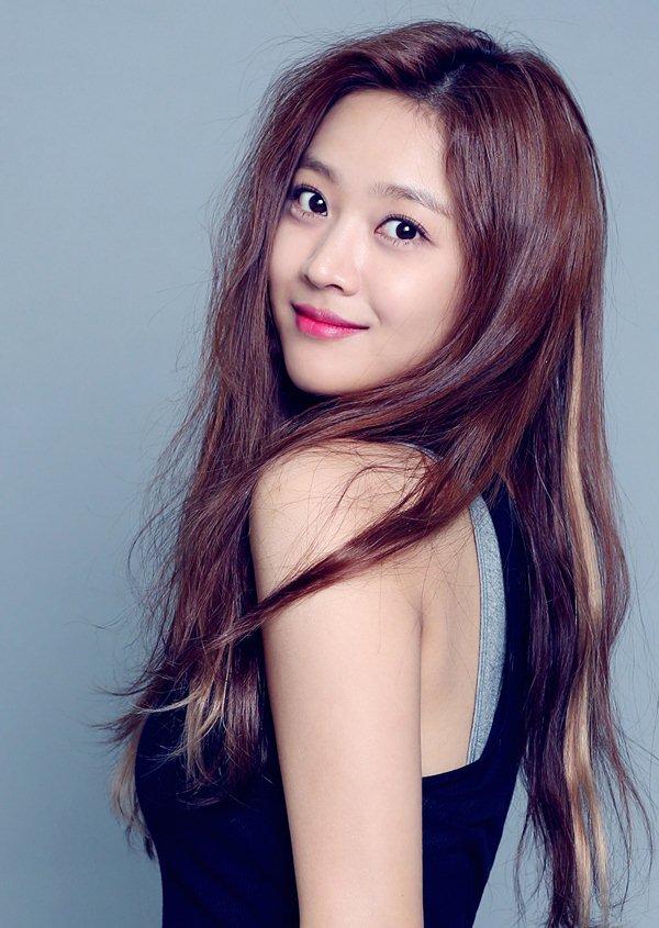 Jo Bo Ah ký hợp đồng độc quyền với KeyEast. Cô ghi dấu ấn của mình qua nhiều tác phẩm: “My Strange Hero,” “Forest,” “Tale of the Nine-Tailed”...