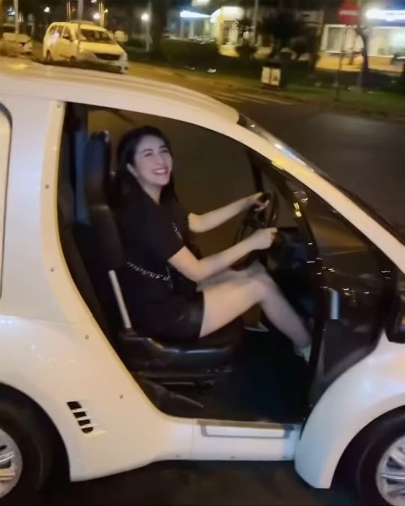 Bảo Thy gây chú ý với những lần xuống phố bằng siêu xe đi chợ-4