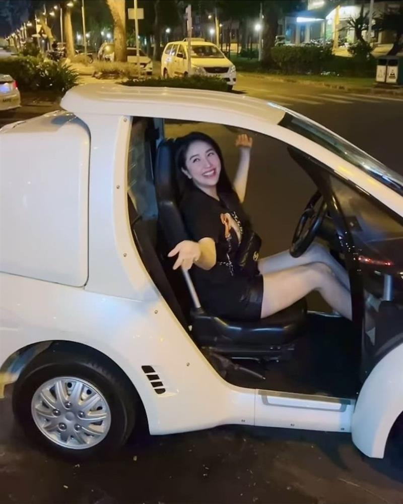 Bảo Thy gây chú ý với những lần xuống phố bằng siêu xe đi chợ-5