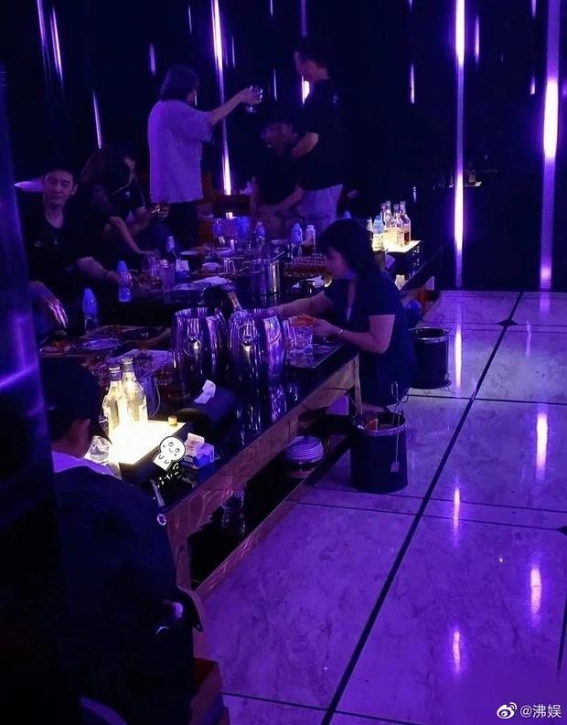 Huỳnh Hiểu Minh đi bar, 10 mỹ nhân trẻ đẹp vây quanh nhưng không có Angela Baby-2