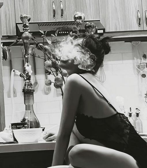 Mới đầu năm, Elly Trần làm nóng MXH với màn lên đồ... quên quần-3