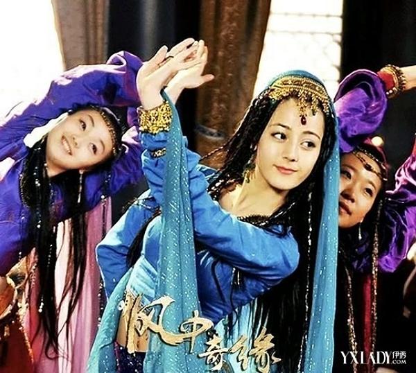 Địch Lệ Nhiệt Ba đã nhiều lần trổ tài múa trên màn ảnh Hoa ngữ. Trong "Phong Trung Kỳ Duyên", nữ diễn viên hóa thân vào nhân vật Ly Cơ với nhan sắc cuốn hút cùng những điệu múa uyển chuyển đã để lại ấn tượng mạnh mẽ cho người xem.