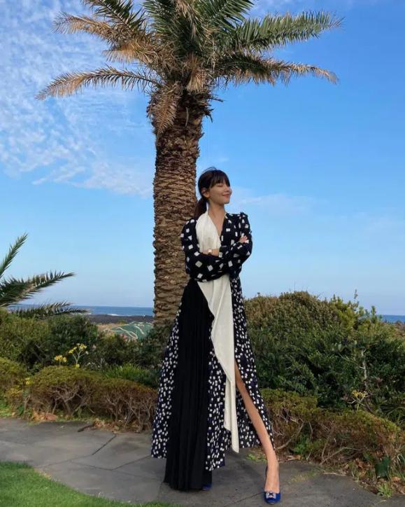 Chị đại SNSD sở hữu đôi chân dài siêu thực đến Lisa cũng phải lép vế, diện đồ ngắn là dân tình choáng váng-7