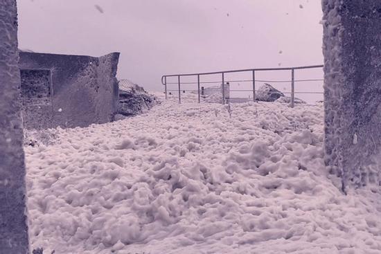 Bọt biển bao phủ ngôi làng ở Ireland