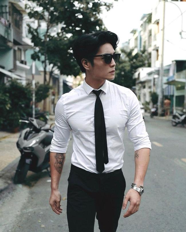 Gần 2 tháng qua, thông tin diễn viên Ngô Thanh Vân hẹn hò với Huy Trần - một giám đốc Việt kiều Đức điển trai - nhận được nhiều quan tâm. Huy Trần năm nay 31 tuổi, tốt nghiệp trường GPB Berlin ngành Xuất Nhập khẩu, kém Ngô Thanh Vân 11 tuổi. Anh chàng từng tham gia chương trình Người ấy là ai, Cuộc đua kỳ thú và từng có thời gian hẹn hò cùng rich kid Thảo Nhi Lê.