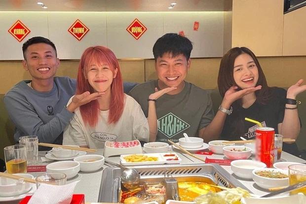 Mũi trưởng Long đổi chỗ ngồi cạnh Hậu Hoàng, một chi tiết nhỏ đủ để đẩy thuyền-2