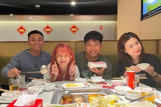 Mũi trưởng Long đổi chỗ ngồi cạnh Hậu Hoàng, một chi tiết nhỏ đủ để đẩy thuyền