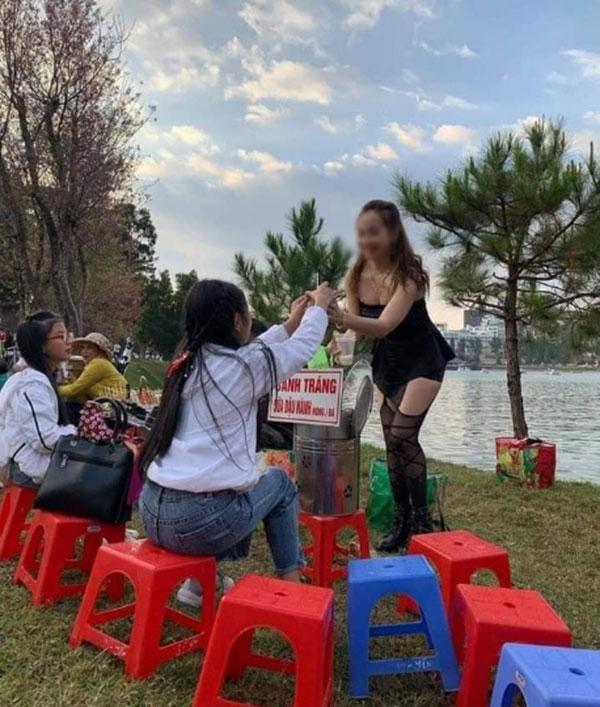 Cô gái đi tất lưới, mặc váy ngắn cũn đứng bán hàng giữa thời tiết lạnh giá ở Đà Lạt-3