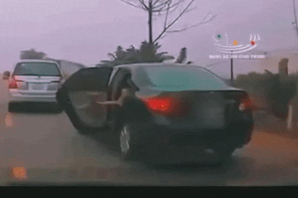 Clip: 'Đứng tim' trước cảnh em bé đùa nghịch mở cửa xe khi ô tô đang chạy