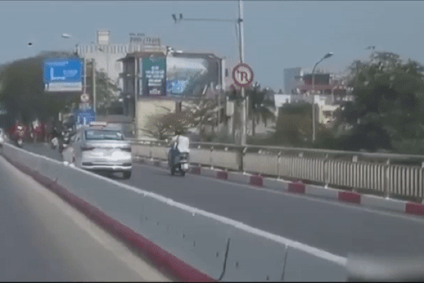 Clip: Thanh niên tông xe máy vào ô tô, bay qua nóc xe văng xuống đường
