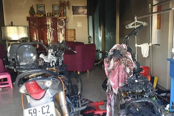 Clip: Bé trai lén lút đổ cồn vào cửa hàng đồ da rồi châm lửa đốt-1