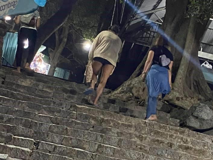 Diện áo cúp ngực, quần đùi đi lễ chùa, cô gái trẻ bị ném đá dữ dội-3