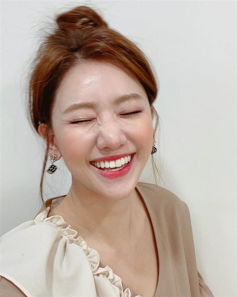 Hari Won khoe ảnh nhan sắc thật tuổi băm, lộ nếp nhăn, bị chê già-1