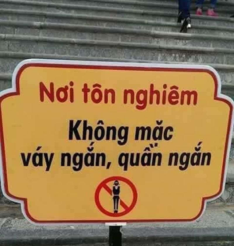 Diện áo cúp ngực, quần đùi đi lễ chùa, cô gái trẻ bị ném đá dữ dội-4