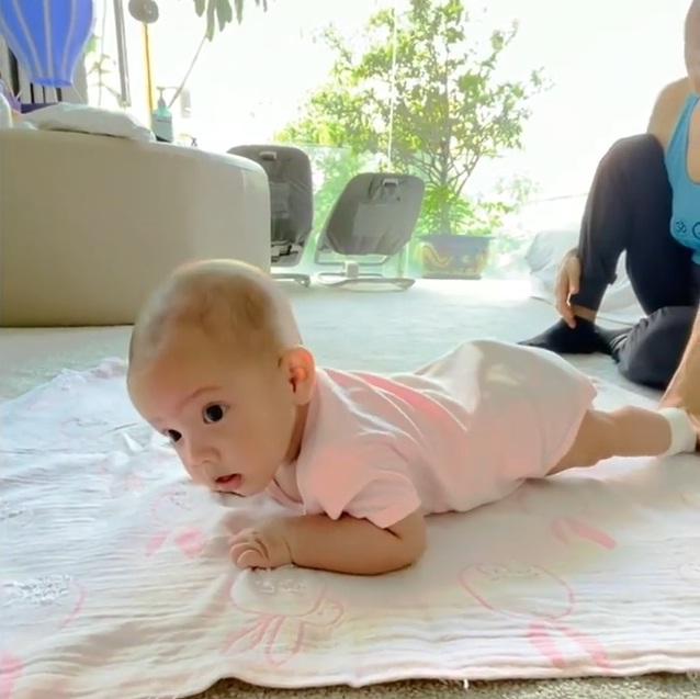 Con gái Hà Hồ nở nụ cười khiến dân mạng đứng hình 5s-2