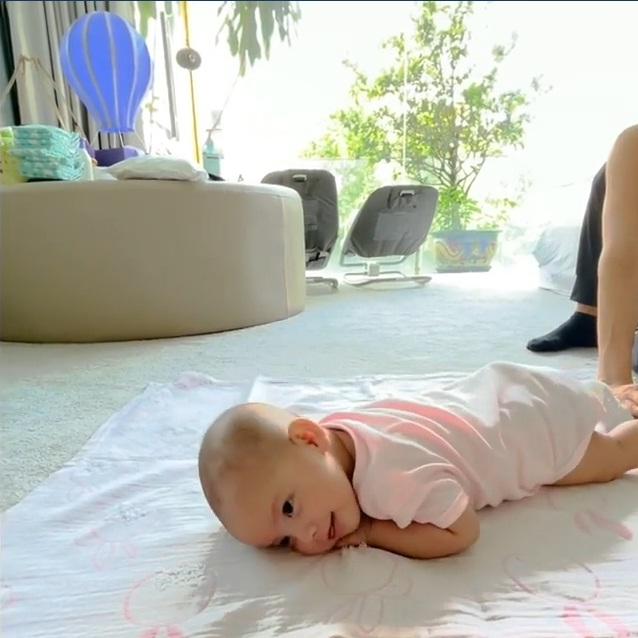 Con gái Hà Hồ nở nụ cười khiến dân mạng đứng hình 5s-4