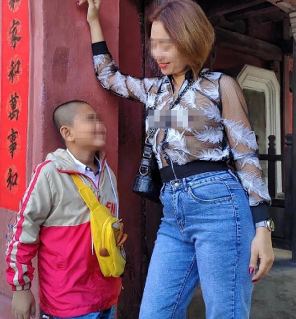 Người phụ nữ mặc quần xuyên thấu lộ vòng 3 giữa sân bay, danh tính thật mới sốc-6