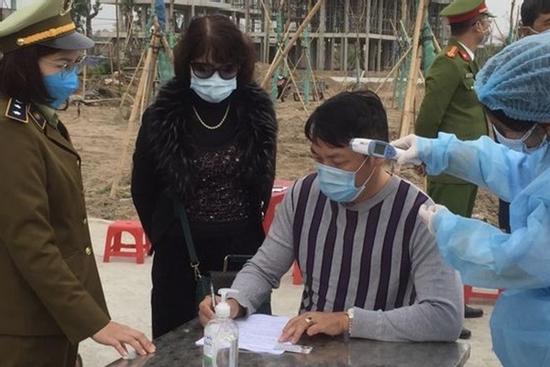 Cặp vợ chồng Thái Bình đi chúc Tết bệnh nhân Covid-19 ở Hải Dương