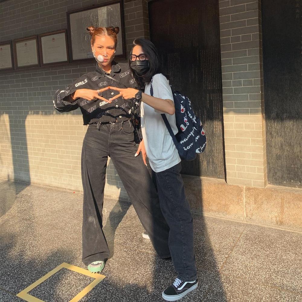 Minh Tú lên tiếng về màn lên đồ hở hang đi lễ chùa đầu năm-6