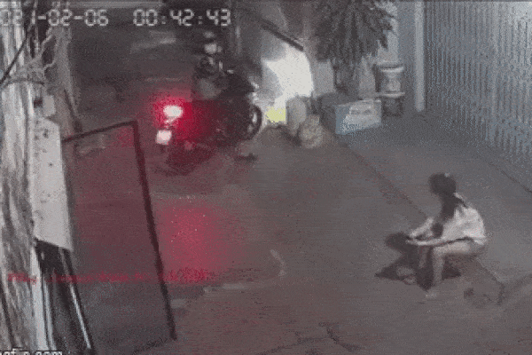 Video: Trộm cắp lộng hành, móc túi hành khách đi xe buýt ở Hà Nội-1