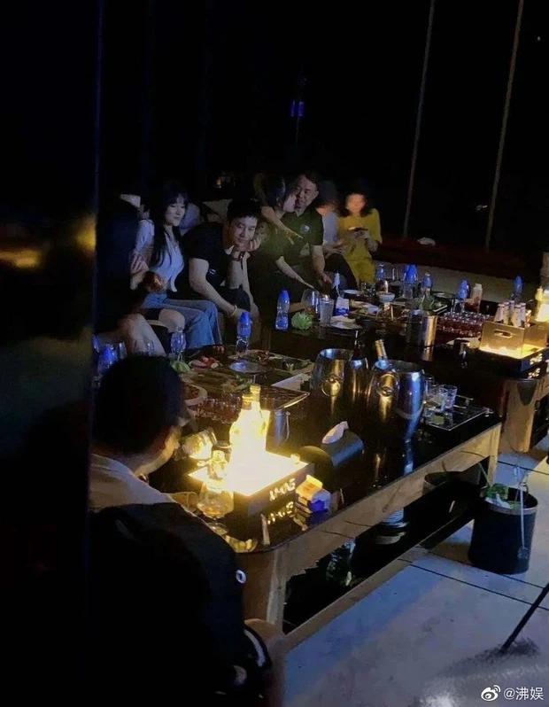 Huỳnh Hiểu Minh lên tiếng khi lộ ảnh đi bar với 10 cô gái trẻ-1