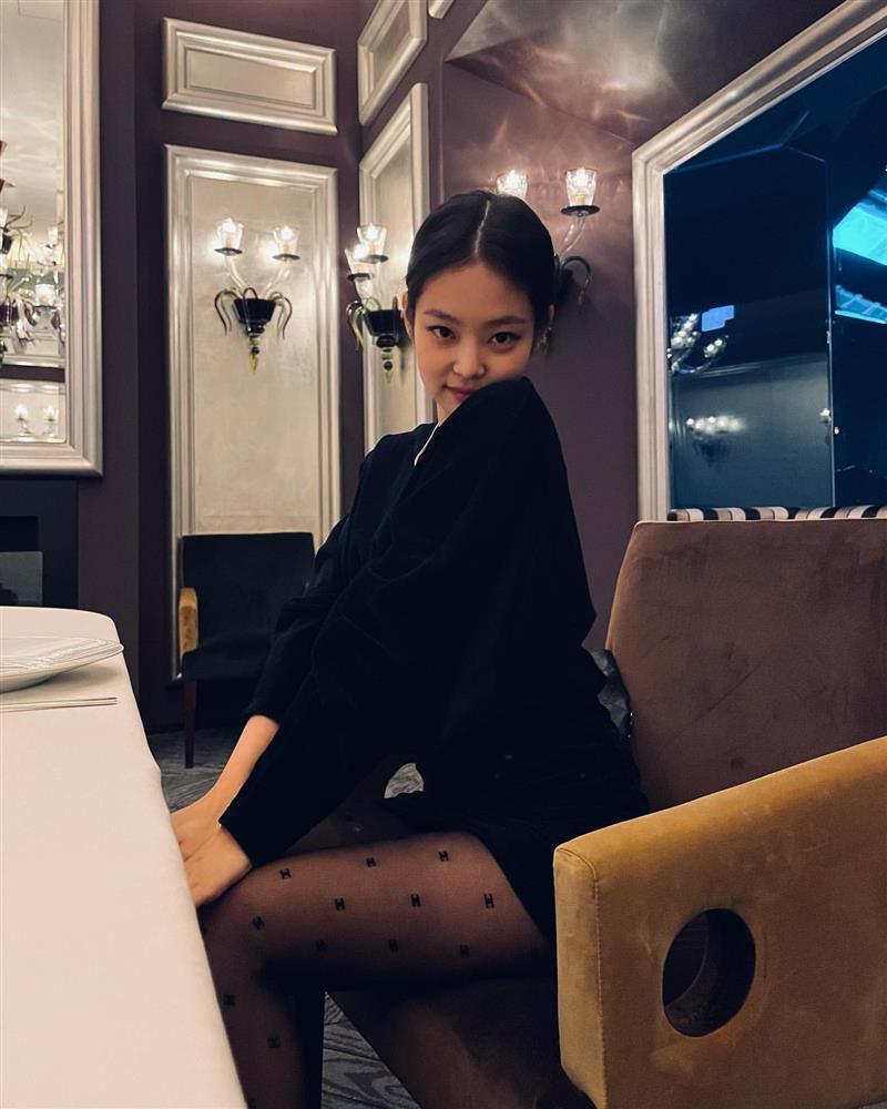1 chiếc quần tất Chanel 2 số phận: Jennie lên đồ sang chảnh, nhìn sang Ngọc Trinh hở hang mà giật mình-1