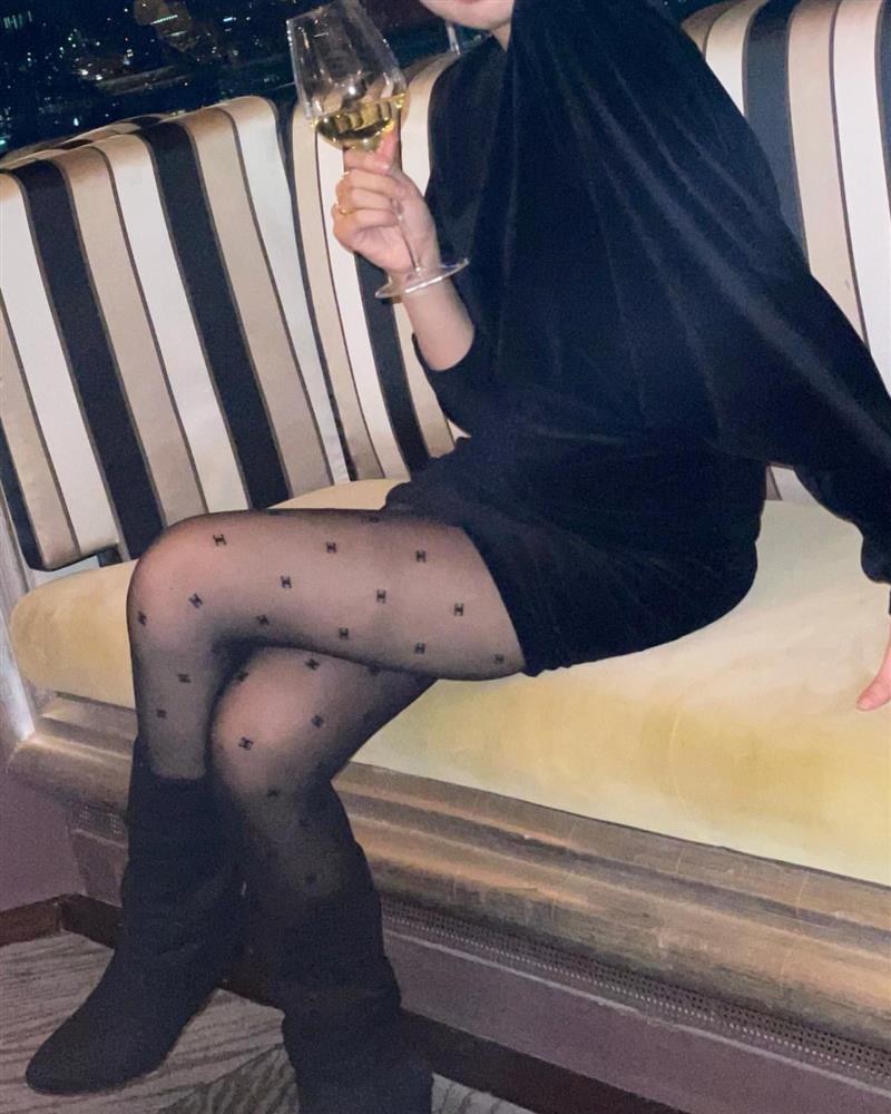 1 chiếc quần tất Chanel 2 số phận: Jennie lên đồ sang chảnh, nhìn sang Ngọc Trinh hở hang mà giật mình-2