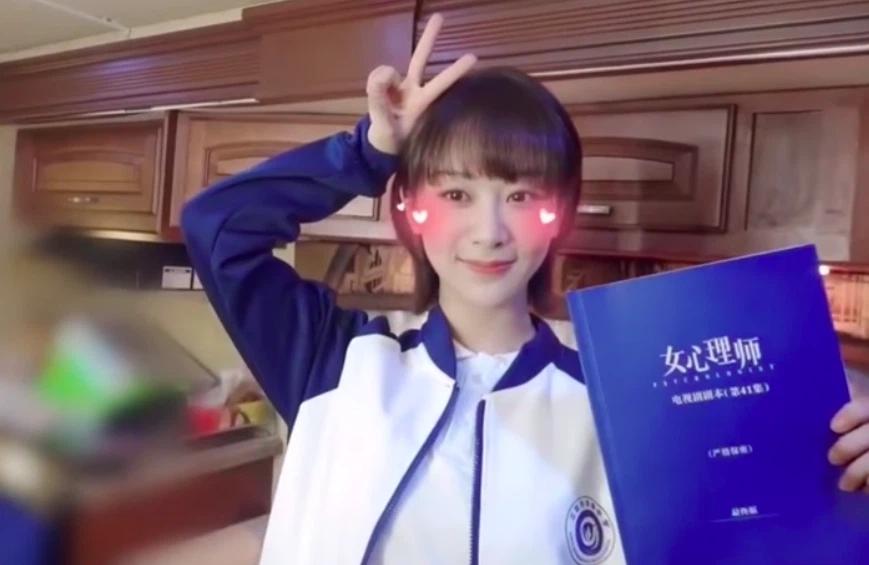 Cùng tuổi Địch Lệ Nhiệt Ba mà Dương Tử trẻ trung hơn, không đẹp kiêu sa nhưng vẫn được khen vì quá xinh xắn-1