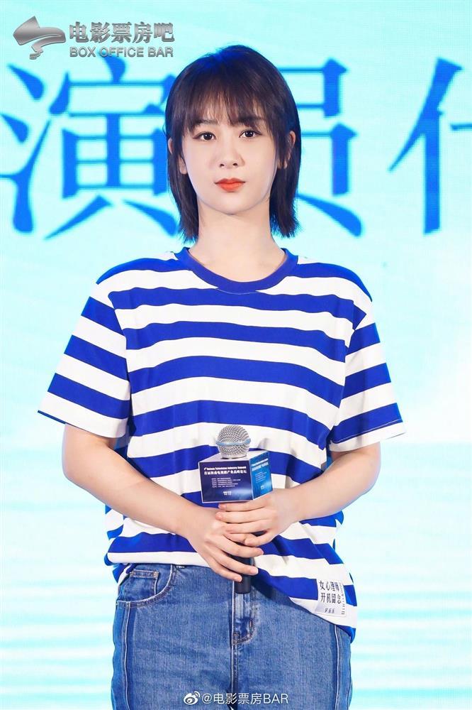 Cùng tuổi Địch Lệ Nhiệt Ba mà Dương Tử trẻ trung hơn, không đẹp kiêu sa nhưng vẫn được khen vì quá xinh xắn-4