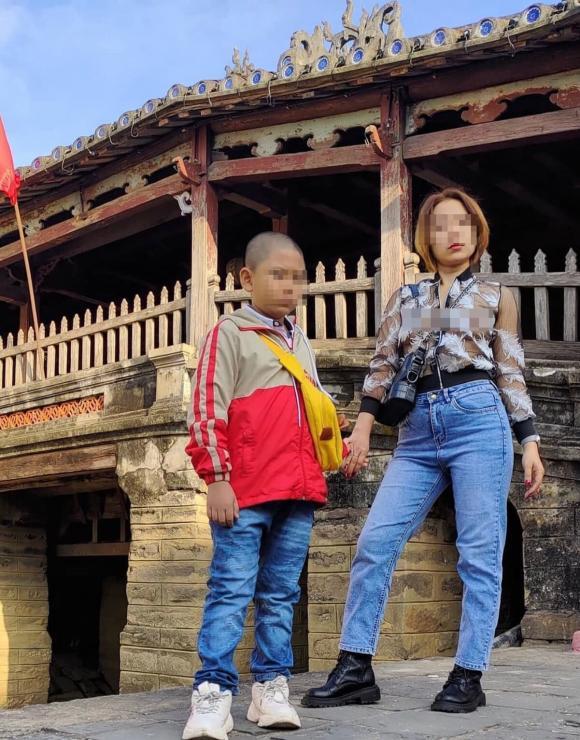 Người phụ nữ nghiện thả rông lăng xê mốt quên áo ngực check-in chốn tâm linh-2