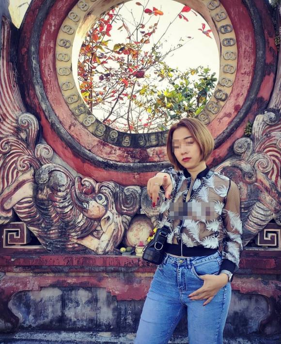 Người phụ nữ nghiện thả rông lăng xê mốt quên áo ngực check-in chốn tâm linh-1