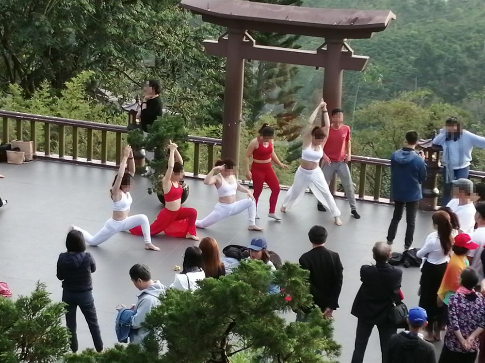 Người phụ nữ nghiện thả rông lăng xê mốt quên áo ngực check-in chốn tâm linh-10