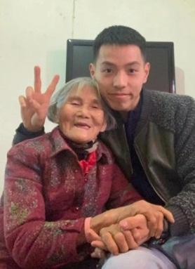 Xôn xao ảnh cưới trâu già gặm cỏ non của cặp đôi lệch nhau 61 tuổi-3