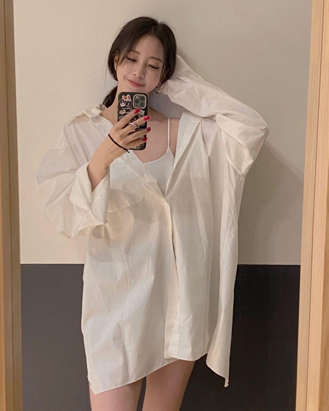 Sơ mi oversize mang lại cảm giác vừa sexy vừa nữ tính cho Han Ye Seul.