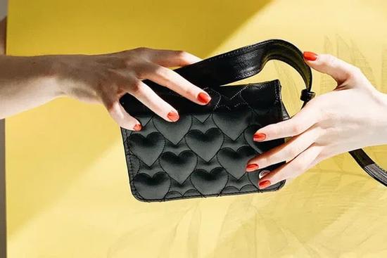 Chọn ví theo màu sắc hợp mệnh để túi tiền lúc nào cũng 'dày cộp'