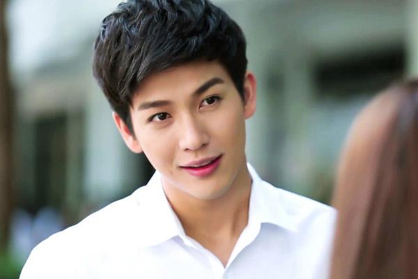 29 tuổi chưa có bồ, nam thanh niên bị phụ huynh bắt rửa cả núi bát một mình-4