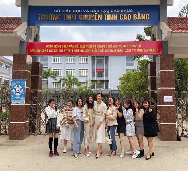 Lương Thùy Linh giống hệt người khổng lồ khi hội ngộ bạn trung học-1