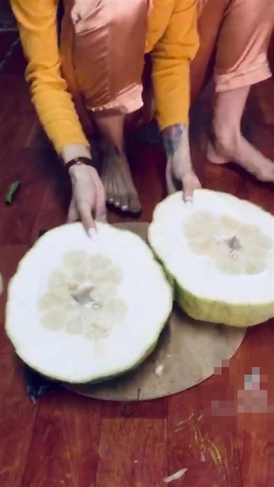 Bổ quả bưởi chưng Tết, cô gái ê chề vì tin lời người bán hàng em ngon lắm-2