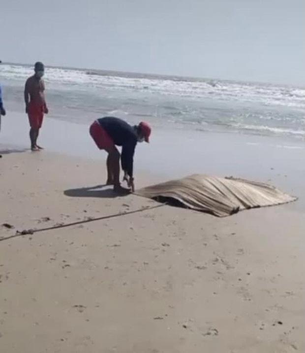 Khách tắm biển la hét thất thanh khi thấy thi thể nam giới nổi trên mặt nước-1