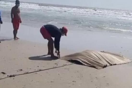 Khách tắm biển la hét thất thanh khi thấy thi thể nam giới nổi trên mặt nước