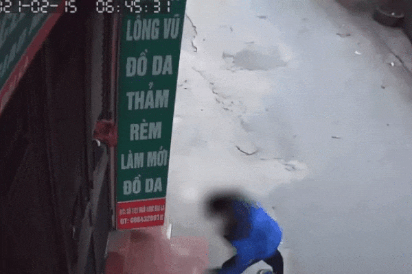 Clip: Kinh hoàng ô tô hất tung người đi bộ lên không trung, văng xuống đường-1