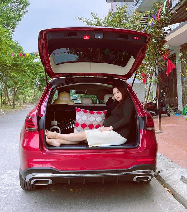 Bảo Thanh ngồi gọn lỏn trong cốp xe ô tô: “Chỉ biết ngồi im ở nhà và cầu mong dịch chóng qua".