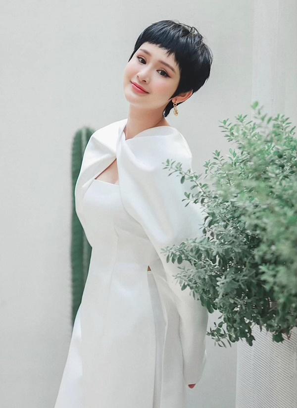 Hiền Hồ hỏi fans: “Một chờ hai đợi ba trông. Nay đi làm lại vui không cả nhà?”.