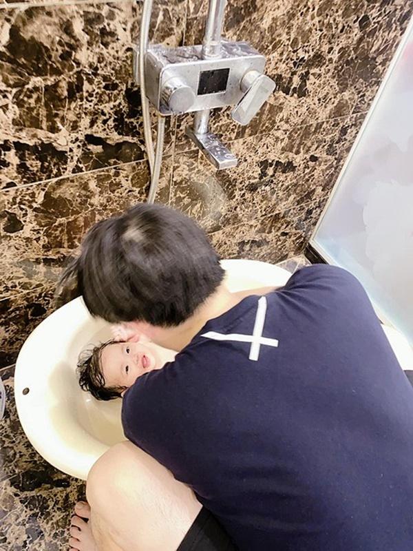 Mở đầu tin sao Việt là hình ảnh Đông Nhi đăng tải trên trang cá nhân, ghi lại khoảnh khắc Ông Cao Thắng tắm rửa cho con gái. Gọi chồng con là "đôi tình nhân trẻ", Đông Nhi dí dỏm: "Ganh tỵ quá, ngày nào mẹ cũng tắm cho nhưng ít khi thấy nàng ta hớn như vậy".