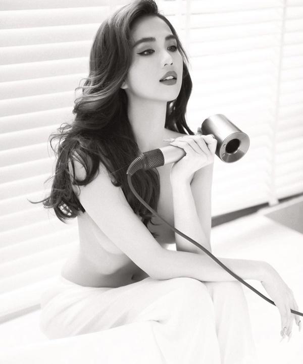 Ngọc Trinh liên tục chia sẻ ảnh gợi cảm ngày đầu năm.