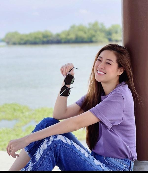 Hoa hậu Khánh Vân tươi rói khi đi chơi cùng gia đình, khép lại tin sao Việt.
