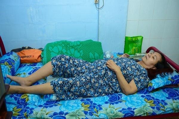 Nghệ sĩ Hoàng Lan bị hoại tử cột sống, mù một bên mắt-3