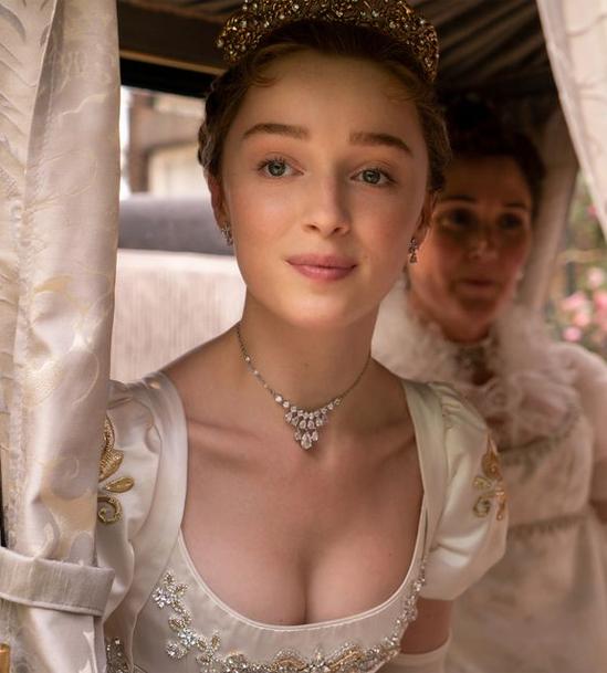 Phoebe Dynevor sinh ngày 17/4/1995 tại Greater Manchester, Anh. Cha cô là biên kịch Tim Dynevor, mẹ là diễn viên Sally Dynevor, nổi tiếng với bộ phim "Coronation Street". Lớn lên trong gia đình có truyền thống nghệ thuật nên Phoebe được học diễn xuất từ bé. Năm 14 tuổi, cô có vai diễn đầu tiên trong series "Waterloo Road". Sau đó, Phoebe xuất hiện trong nhiều bộ phim của Anh như "Prisoners' Wives", "Dickensian", "Snatch"... Tuy nhiên đến series "Bridgeton", người đẹp 9X mới thực sự tỏa sáng và trở thành một ngôi sao mới của màn ảnh.