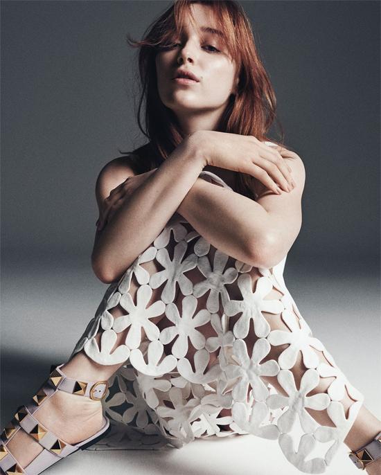 Trong phim, Phoebe Dynevor đóng vai tiểu thư Daphne của gia đình Bridgeton - một cô gái được nuôi dưỡng trong một gia đình quý tộc truyền thống nhưng mang tư tưởng hiện đại, đi theo tiếng gọi của tình yêu và tự mình quyết định tương lai của bản thân.